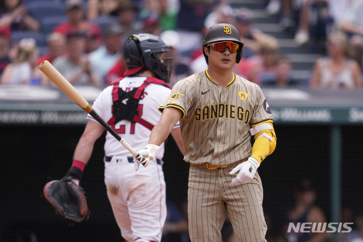 [샌디에이고=AP/뉴시스] 샌디에이고 파드리스 김하성이 21일(현지시각) 미 오하이오주 클리블랜드의 프로그레시브 필드에서 열린 2024 메이저리그 클리블랜드 가디언스와의 경기 8회 초 삼진으로 물러나고 있다. 김하성은 4타수 1안타 1득점 1도루를 기록했고 팀은 2-1로 신승했다. 2024.07.22.