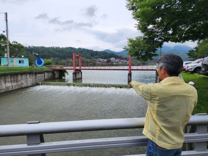 [진주=뉴시스]한국농어촌공사 진주산청지사, 장마철과 태풍 대비 금호저수지 사전방류 모습. *재판매 및 DB 금지