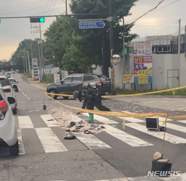 [고양=뉴시스] 지난 21일 경기 고양시 덕양구의 한 도로에 북한이 날린 오물풍선 잔해가 떨어져 군이 출동해 수거작업을 진행하고 있다. (사진=독자 제공) photo@newsis.com