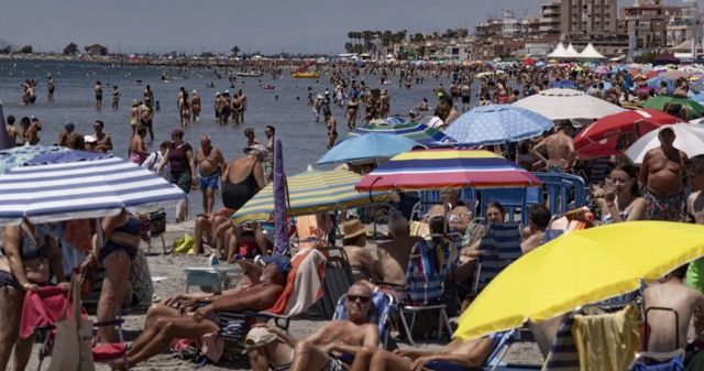 [서울=뉴시스] 21일(현지 시각) 영국 BBC 등 외신은 최근 스페인 바르셀로나와 마요르카섬, 말라가, 카나리아제도 등 주요 관광지에서 관광객 반대 시위가 이어지고 있다고 보도했다. (사진=BBC 보도 캡처) *재판매 및 DB 금지