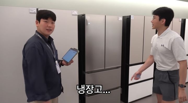 [서울=뉴시스] 이장 측의 허락을 받은 보겸은 가구 수를 확인한 뒤 세탁기, 에어컨, 냉장고뿐만 아니라 선풍기, 밥솥도 정뱅이마을로 주문했다(사진= 보겸 유튜브 갈무리) *재판매 및 DB 금지