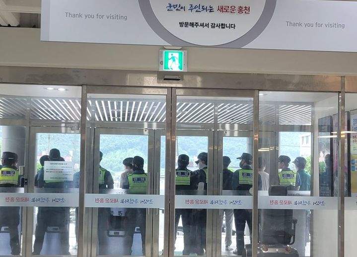 [홍천=뉴시스] 22일 강원 홍천군 화촌면 풍천리 소재 한수원이 추진하는 양수발전건설 관련 풍천리 양수발전 반대 주민들이 홍천군청 2층 복도에서 경찰과 대치중이다. syi23@newsis.com 농성 중인 가운데 경찰이 퇴거불응 2차 통보후 대치중이다. *재판매 및 DB 금지