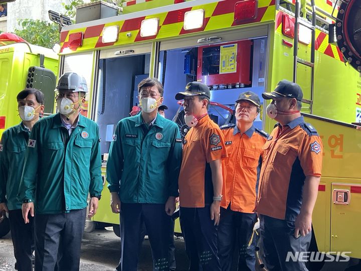 [안산=뉴시스] 이민근 안산시장이 성곡동 화재현장을 찾아 진화 상황을 살펴보고 있다.(사진=안산시 제공02024.07.22.photo@newsis.com