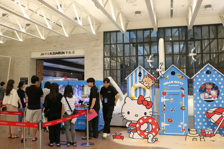 [대구=뉴시스] 무더위와 폭우가 반복되는 장마철을 겨냥해 대구에서 '헬로키티' 관련 행사가 열린다. (사진 = 대구 신세계백화점 제공) 2024.07.22. photo@newsis.com *재판매 및 DB 금지