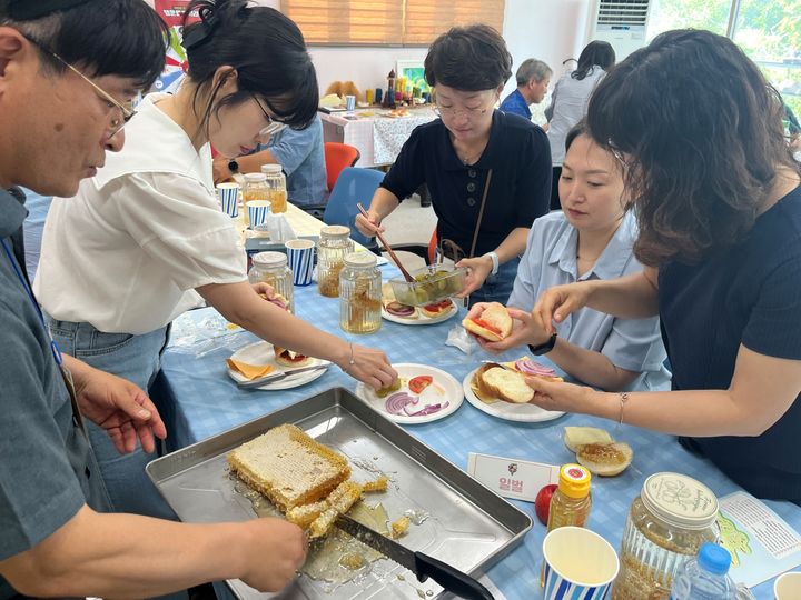 [창녕=뉴시스] 농촌체험관광 네트워크 활성화 교육으로 벌꿀 샌드위치 만들기를 하고 있다. (사진=창녕군 제공) 2024.07.22. photo@newsis.com *재판매 및 DB 금지