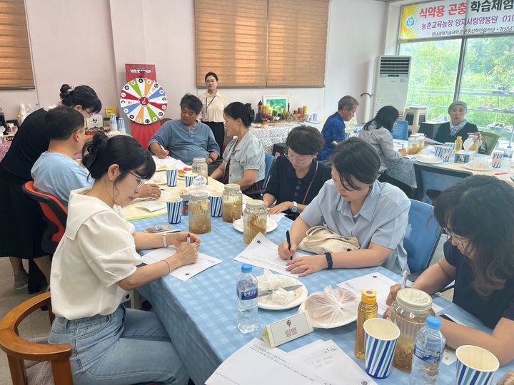 [창녕=뉴시스] 농촌체험관광 네트워크 활성화 교육으로 소감문 적기를 하고 있다. (사진=창녕군 제공) 2024.07.22. photo@newsis.com *재판매 및 DB 금지