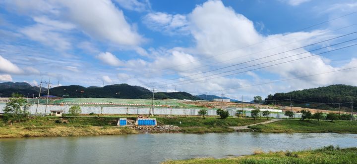 [대전=뉴시스]곽상훈 기자=정뱅이 마을에서 바라본 대전 평촌산업단지 조성공사 현장. 2024. 07. 22 kshoon0663@newsis.com *재판매 및 DB 금지