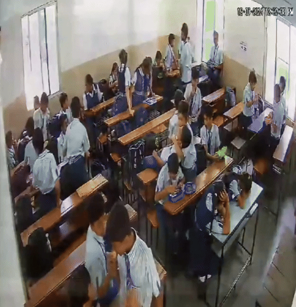 [서울=뉴시스] 인도의 한 학교에서 교실 벽이 무너져 학생이 다치는 아찔한 사고가 발생했다. (사진=X) *재판매 및 DB 금지