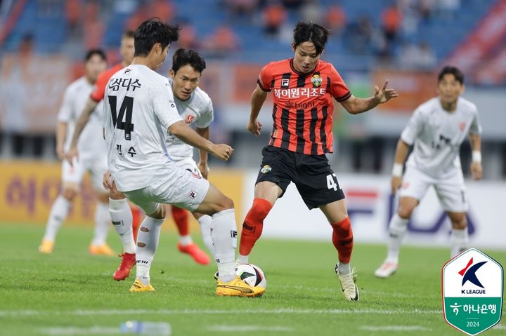 [서울=뉴시스] 프로축구 K리그1 강원FC의 양민혁(오른쪽). (사진=한국프로축구연맹 제공) *재판매 및 DB 금지