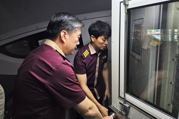 [서울=뉴시스] 지난 18일 부산역에서 SRT 승무업무에 나선 박진이 에스알 상임감사. 박 감사는 이날을 시작으로 고속철도 업무 전문성 제고를 위해 SRT 승무·역무·차량분야 현장근무에 나선다. 2024.07.22. (사진=에스알 제공) photo@newsis.com *재판매 및 DB 금지