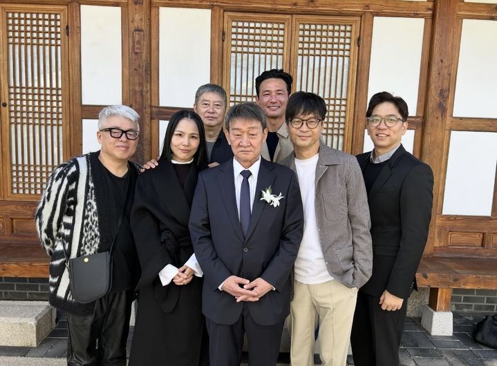 [서울=뉴시스] 뒷줄 왼쪽부터 시계 방향으로 강승원, 황정민, 이적, 박학기, 김민기 학전 대표, 알리, 김형석. (사진 = 인스타그램 캡처) 2024.07.22. photo@newsis.com *재판매 및 DB 금지