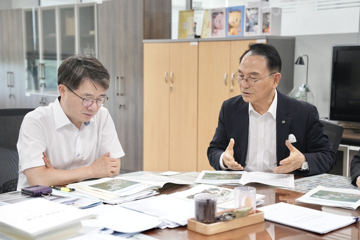 [천안=뉴시스] 박상돈 천안시장이 기재부 예산실장과 2025 정부예산 확보 사업에 대해 건의하고 있다.(사진=천안시) 2024.07.22. *재판매 및 DB 금지