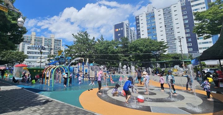 [울산=뉴시스] 울산 남구 삼산동 강변공원 물놀이장. (사진=울산 남구 제공) photo@newsis.com *재판매 및 DB 금지