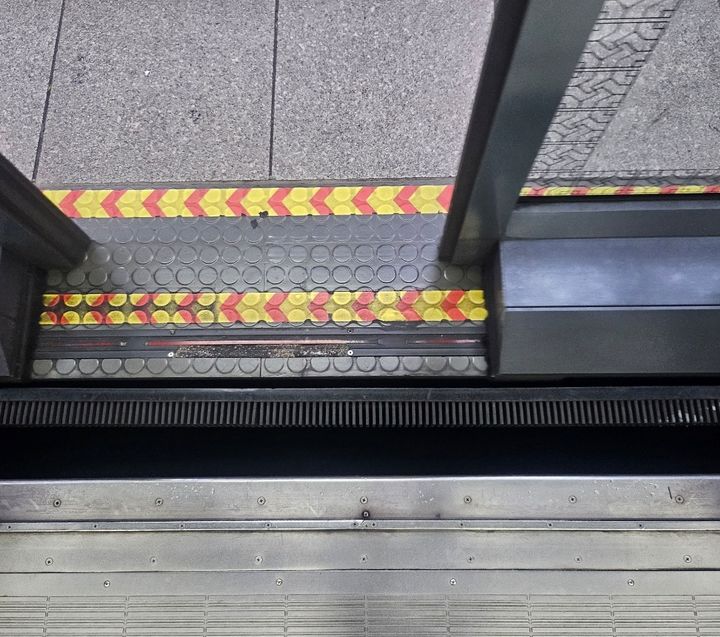 [서울=뉴시스] 조성하 기자 = 22일 오후 4호선 성신여대역 승강장과 열차 사이에 고무발판이 부착돼 있다. 2024.07.22. create@newsis.com *재판매 및 DB 금지