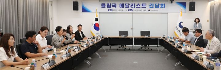 [서울=뉴시스] 문화체육관광부 유인촌 장관은 22일 국립현대미술관 서울관에서 역대 하계·동계 올림픽 메달리스트들을 만나 체육계의 현안을 논의했다.(사진=문체부 제공) *재판매 및 DB 금지