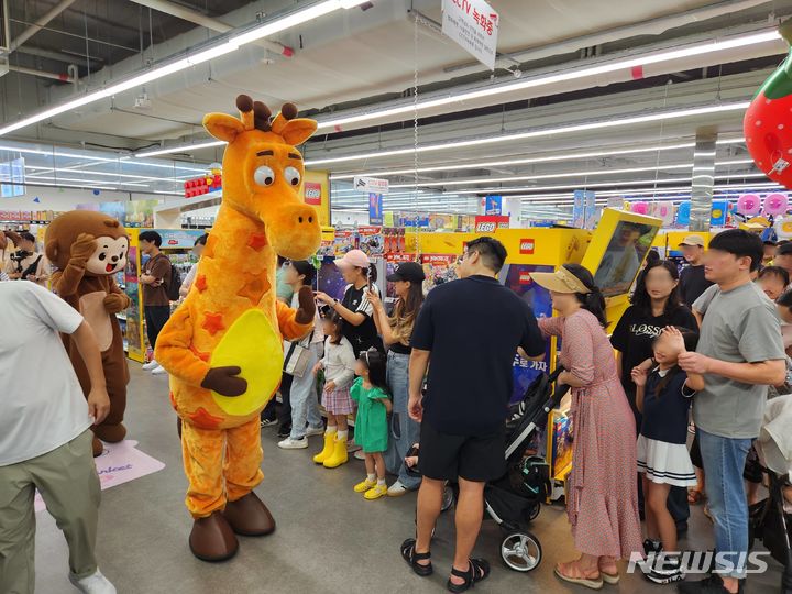 [서울=뉴시스]롯데마트 토이저러스가 여름 방학을 맞아 다양한 할인 행사 및 팝업 스토어를 오픈한다고 23일 밝혔다.2024.07.23.(사진=롯데마트 제공)photo@newsis.com