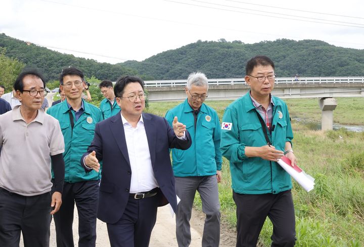 [대전=뉴시스]이장우 대전시장이 22일 지난 10일 새벽 폭우로 마을 전체가 침수된 서구 용촌동 정뱅이마을을 찾아 수해복구 현황을 점검하고 있다.  (사진=대전시 제공) 2024. 07. 22  *재판매 및 DB 금지