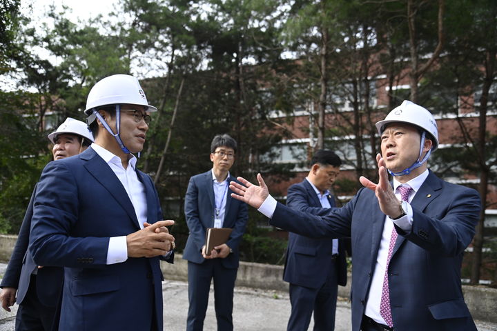 22일 남원시 옛 서남대부지에서 진행된 남원시와 전북대, 남원시의회의 '전북대 남원글로컬캠퍼스' 설립부지 현지확인 점검에서 최경식 남원시장(왼쪽)과 양오봉 전북대총장(오른쪽)이 시설 상황에 대해 의견을 나누고 있다. *재판매 및 DB 금지