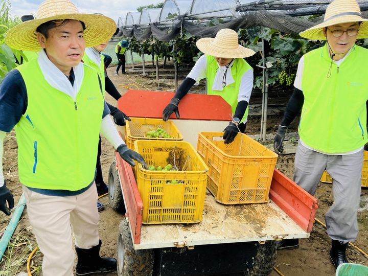 [창원=뉴시스]경남농협, 경북 경산시 집중호우 수해지역 피해복구. 왼쪽은 조근수 경남농협본부장, 오른쪽은 조청래 경남농협은행본부장. 2024.07.22.(사진=경남농협 제공) photo@newsis.com *재판매 및 DB 금지