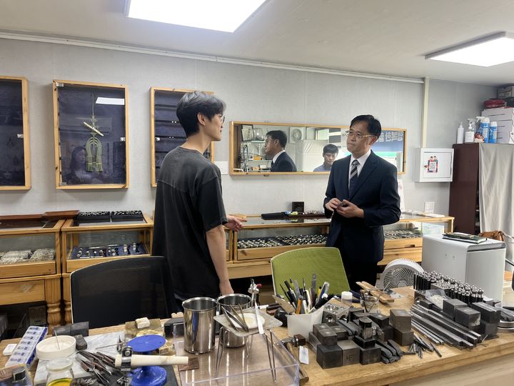 [창원=뉴시스]경남조달청장, 전통문화상품 ‘의암가락지’ 제조현장 쇠모루 방문. 2024.07.22.(사진=경남조달청 제공) photo@newsis.com *재판매 및 DB 금지