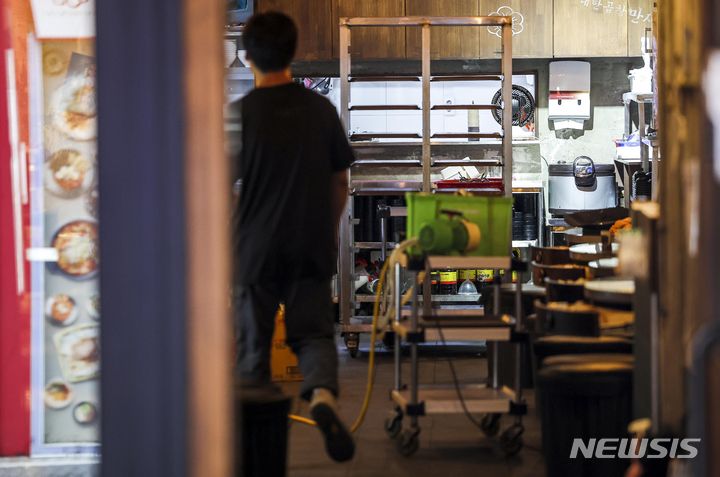 [서울=뉴시스] 정병혁 기자 =지난해 7월 22일 영업 준비를 하고 있는 서울 중구에 위치한 음식점 모습 (사진은 기사와 직접 관련이 없습니다.) 2024.07.22. jhope@newsis.com