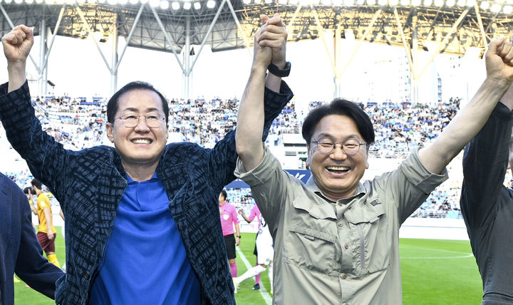 [광주=뉴시스] 지난 21일 오후 대구 DGB대구은행파크에서 열린 광주FC-대구FC의 경기, 강기정 광주시장과 홍준표 대구시장이 경기를 관람하고 있다. (사진=광주시청 제공). photo@newsis.com *재판매 및 DB 금지