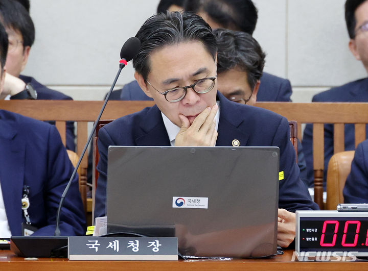 [서울=뉴시스] 조성우 기자 = 강민수 신임 국세청장이 22일 오전 서울 여의도 국회에서 열린 기획재정위원회 전체회의에서 자료를 보고 있다. 2024.07.22. xconfind@newsis.com