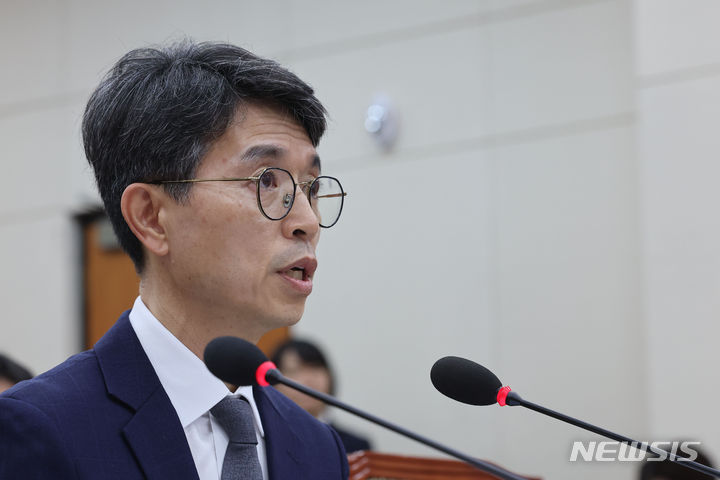 [서울=뉴시스] 권창회 기자 = 김완섭 환경부장관 후보자가 22일 오전 서울 여의도 국회에서 열린 환경노동위원회 전체회의 국무위원후보자 인사청문회에서 의원들의 질의에 답하고 있다. 2024.07.22. kch0523@newsis.com