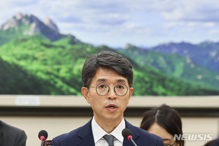 [서울=뉴시스] 권창회 기자 = 김완섭 환경부장관 후보자가 22일 오전 서울 여의도 국회에서 열린 환경노동위원회 전체회의 국무위원후보자 인사청문회에서 의원들의 질의에 답하고 있다. 2024.07.22. kch0523@newsis.com