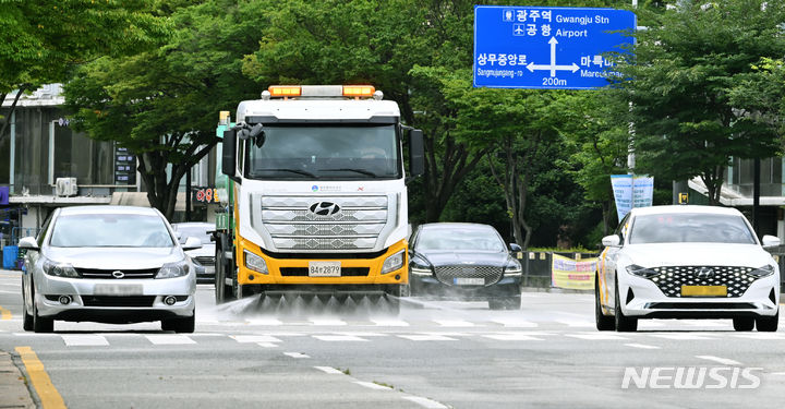 [광주=뉴시스] 이영주 기자 = 광주 지역에 폭염경보가 내려진 22일 오전 광주 서구 상무평화로에서 살수차가 물을 뿌리며 도로를 식히고 있다. 2024.07.22. leeyj2578@newsis.com