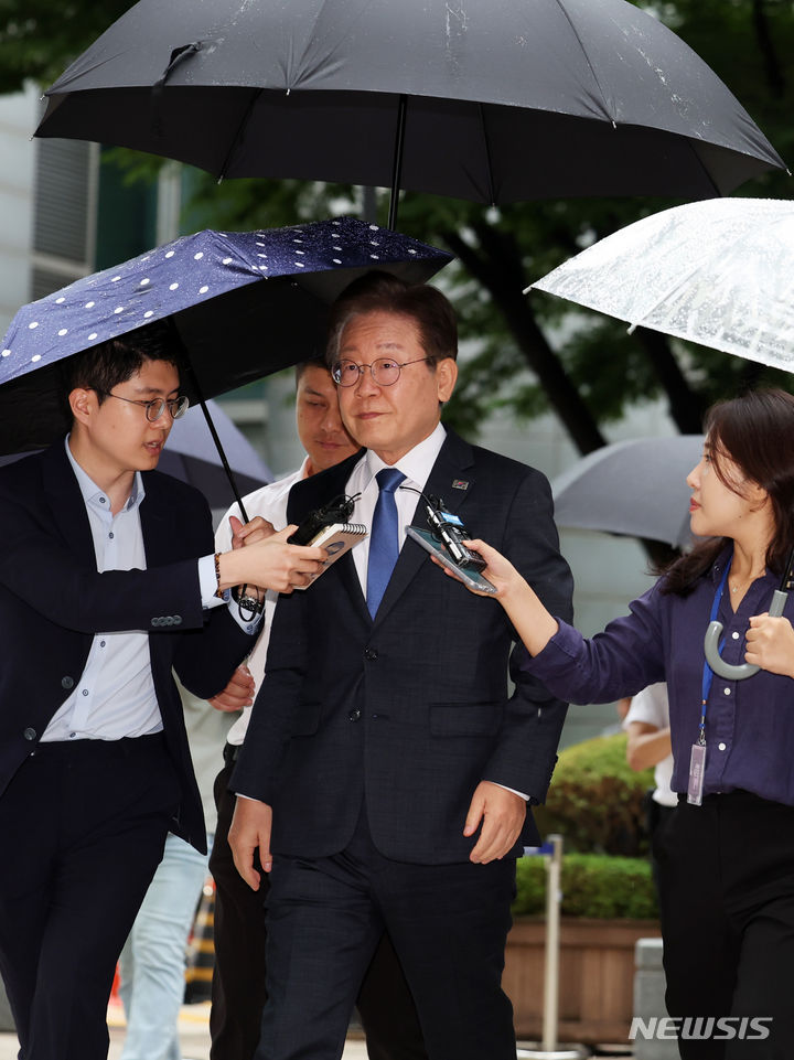 [서울=뉴시스] 이영환 기자 = 이재명 전 더불어민주당 대표가 22일 오후 서울 서초구 서울중앙지법에서 열린 검사 사칭 사건 위증교사 혐의 8차 공판에 출석하고 있다. 2024.07.22. 20hwan@newsis.com