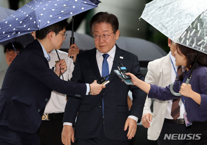 [서울=뉴시스] 이영환 기자 = 이재명 전 더불어민주당 대표가 22일 오후 서울 서초구 서울중앙지법에서 열린 검사 사칭 사건 위증교사 혐의 8차 공판에 출석하며 취재진을 바라보고 있다. 2024.07.22. 20hwan@newsis.com