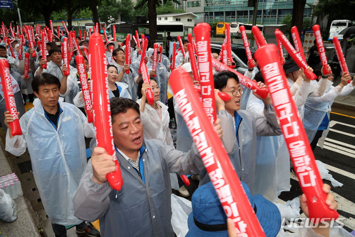 [서울=뉴시스] 배훈식 기자 = 공무원-교원 생존권 쟁취 공동투쟁위원회 제2차 긴급 결의대회가 열린 지난 22일 오후 서울 종로구 정부서울청사 민원실 앞에서 조합원들이 공무원 임금 정액 인상을 촉구하고 있다. 2024.07.22. dahora83@newsis.com