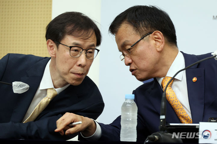 [세종=뉴시스] 강종민 기자 = 최상목 부총리 겸 기획재정부 장관이 지난 22일 세종시 정부세종청사에서 2024년 세법개정안 발표를 앞두고 정정훈 세제실장과 대화하고 있다. 2024.07.25. ppkjm@newsis.com