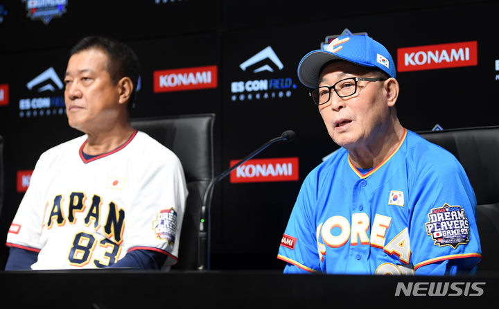 [서울=뉴시스] 사진공동취재단 = 한국 김인식 감독이 22일 일본 홋카이도 에스콘필드에서 열린 한일 드림 플레이어즈 게임 기자회견에서 취재진 질문에 답하고 있다. 2024.07.22. photo@newsis.com