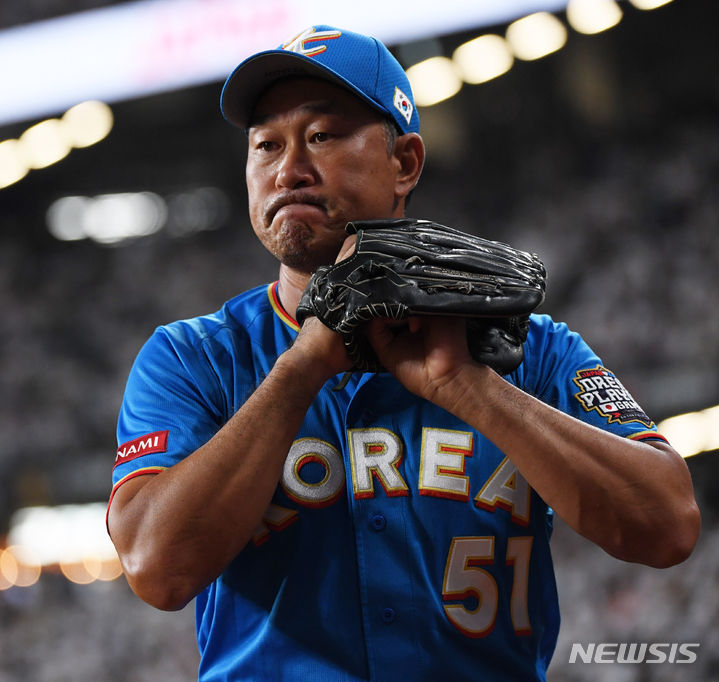 [서울=뉴시스] 사진공동취재단 = 한국 봉중근이 22일 일본 홋카이도 에스콘필드에서 열린 한일 드림 플레이어즈 게임에서 몸을 풀고 있다. 2024.07.22. photo@newsis.com