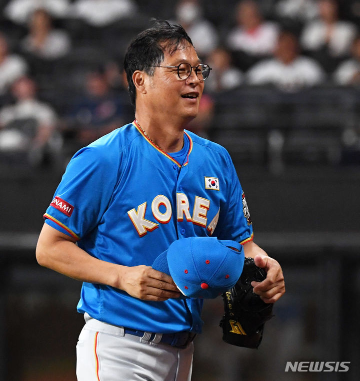 [서울=뉴시스] 사진공동취재단 = 한국 투수 구대성이 22일 일본 홋카이도 에스콘필드에서 열린 한일 드림 플레이어즈 게임에서 한 타자만 상대하고 마운드에서 내려오고 있다. 2024.07.22. photo@newsis.com