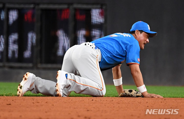 [서울=뉴시스] 사진공동취재단 = 22일 일본 홋카이도 에스콘필드에서 열린 한일 드림 플레이어즈 게임, 6회말 2사 1루 2루수 상황에서 한국 이종범이 일본 후쿠도메 타구 때 수비 실책을 범한 뒤 아쉬워하고 있다. 2024.07.22. photo@newsis.com