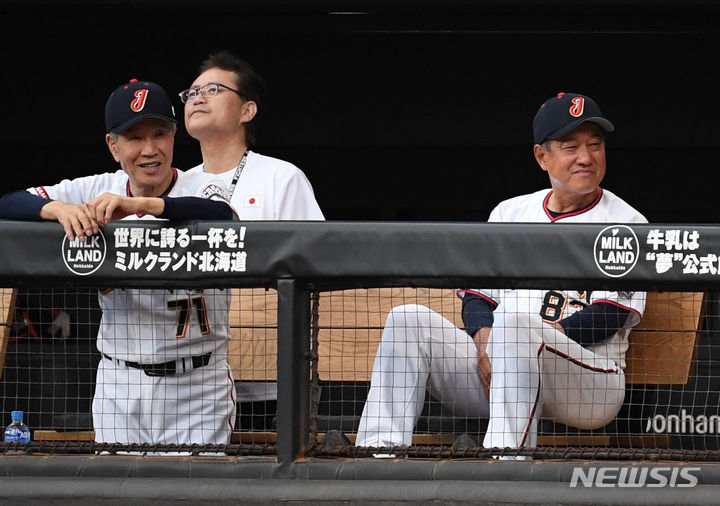 [서울=뉴시스] 사진공동취재단 = 22일 일본 홋카이도 에스콘필드에서 열린 한일 드림 플레이어즈 게임, 일본 하라 감독이 경기를 지켜보고 있다. 2024.07.22. photo@newsis.com