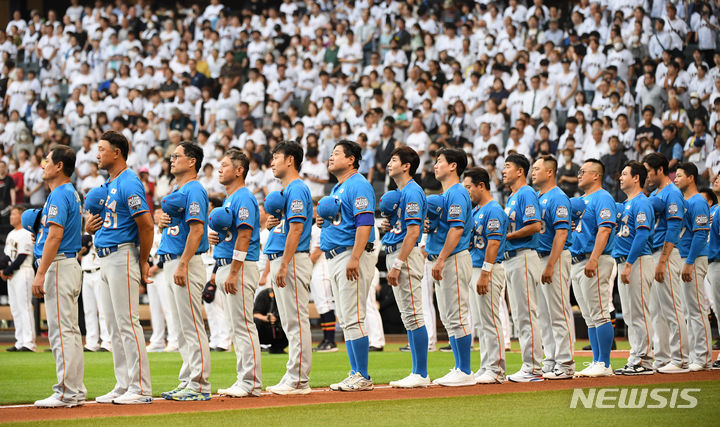 [서울=뉴시스] 사진공동취재단 = 대한민국 야구대표팀이 22일 일본 홋카이도 에스콘필드에서 열린 한일 드림 플레이어즈 게임 시작 전 국민의례를 하고 있다. 2024.07.22. photo@newsis.com