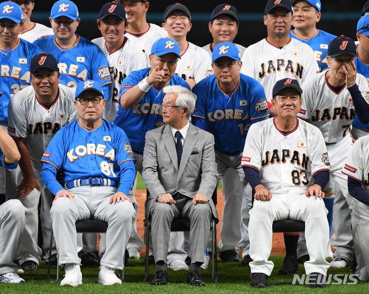 [서울=뉴시스] 사진공동취재단 = 22일 일본 홋카이도 에스콘필드에서 열린 한일 드림 플레이어즈 게임 종료 후 한국 김인식, 일본 하라 감독이 기념촬영을 하고 있다. 2024.07.22. photo@newsis.com