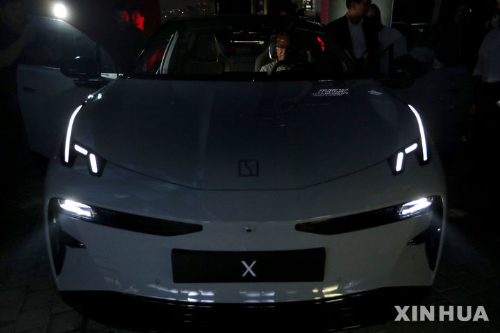 [베이루트=신화/뉴시스]중국의 전기자동차 '지커(Zeekr)'가 2025년 일본으로 진출한다고 13일 일본 니혼게이자이신문(닛케이)이 보도했다. 사진은 지난 7월 18일(현지시각) 레바논 베이루트에서 한 남성이 지커 전기자동차에 탑승해 있는 모습. 2024.08.13.