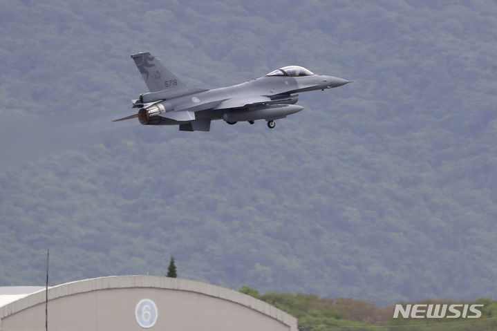 [화롄=AP/뉴시스]러시아 크렘린궁이 우크라이나에 첫 F-16 전투기가 도착했다는 소식과 관련해 공식적으로 확인하지 못했다고 반응했다. 사진은 지난 23일(현지시각) 대만 동부 화롄에서 연례 한광 훈련이 이어진 가운데 대만 공군의 F-16V 전투기가 이륙하는 모습. 2024.08.02.