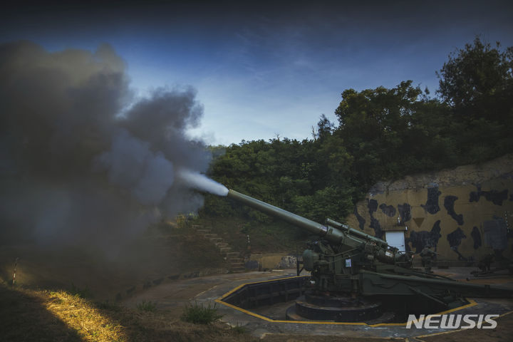 [진먼=AP/뉴시스] 23일(현지시각) 대만 진먼에서 연례 한광 훈련이 열려 대만 군인들이 240㎜ M1 곡사포를 발사하고 있다. 중국군의 침공에 대비한 대만 최대 훈련인 '한광 40호' 훈련이 22일 시작해 26일까지 이어진다. 2024.07.23.
