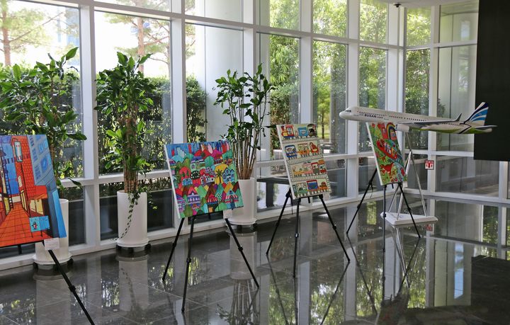 [부산=뉴시스] 에어부산 부산 본사 사옥에 전시된 발달장애인 예술단 브릿지온 아르떼 미술작품. (사진=에어부산 제공) 2024.07.23. photo@newsis.com *재판매 및 DB 금지