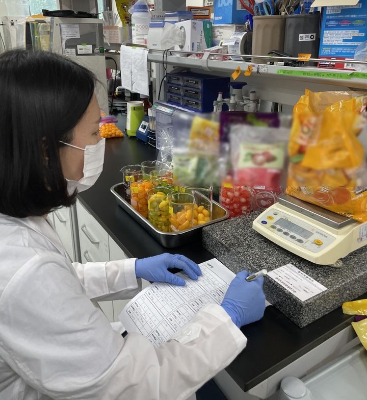 [수원=뉴시스] 까먹는 젤리 검사. (사진=경기도보건환경연구원 제공) 2024.07.23. photo@newsis.com  *재판매 및 DB 금지