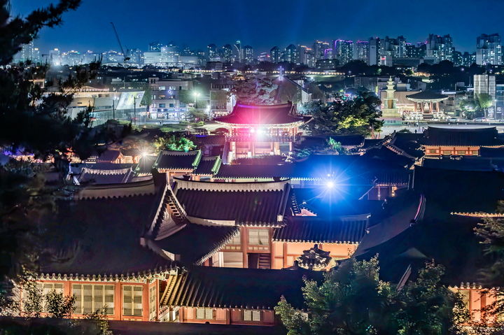 [수원=뉴시스] 매주 금요일부터 일요일까지 야간개장하고 있는 화성행궁 야경. (사진=수원시 제공) 2024.07.23. photo@newsis.com *재판매 및 DB 금지