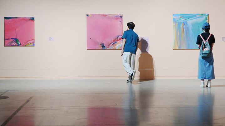 [수원=뉴시스] 시민들이 수원시립미술관에서 진행 중인 올리비에 드브레 개인전 전시를 관람하고 있다. (사진=수원시 제공) 2024.07.23. photo@newsis.com *재판매 및 DB 금지