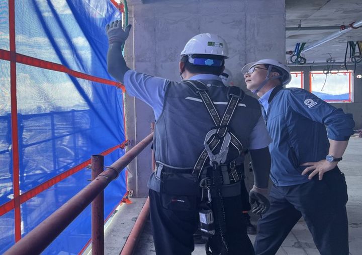[부산=뉴시스] 22일 부산고용노동청은 북항 초고층 개발사업 현장에서 '7월 안전일터 조성의 날' 현장 점검을 실시하고 있다. (사진=부산고용노동청 제공) 2024.07.22. photo@newsis.com *재판매 및 DB 금지