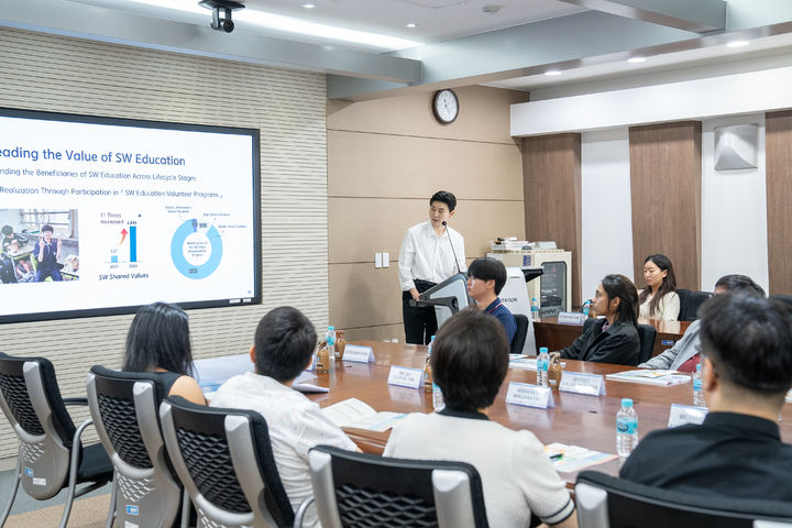 [수원=뉴시스] SW중심대학사업에 참여한 김태훈 학생이 교육과정 참여를 통한 자신의 성장기를 발표하고 있다. (사진=경기대 제공) 2024.07.23. photo@newsis.com *재판매 및 DB 금지
